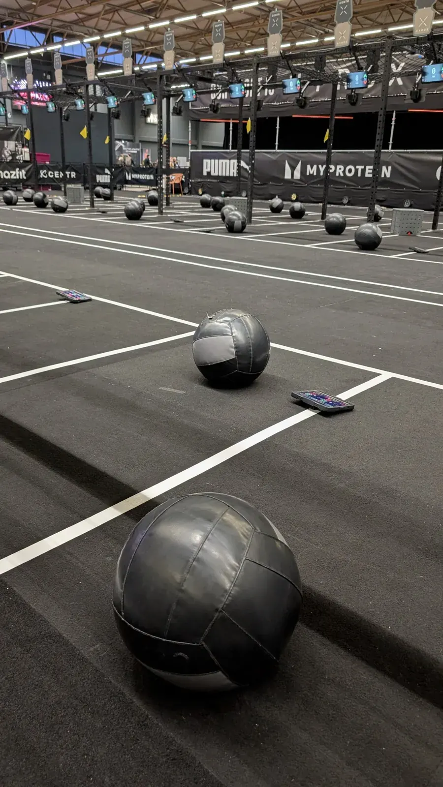 Wall balls posées sur la piste avant le départ, à Hyrox Gand